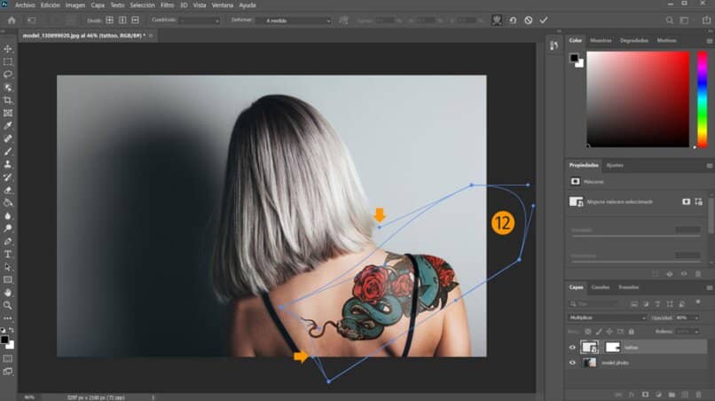 acomodando un tatuaje en una foto modelo