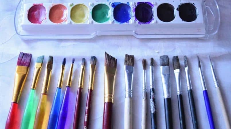 pinceles con acuarela