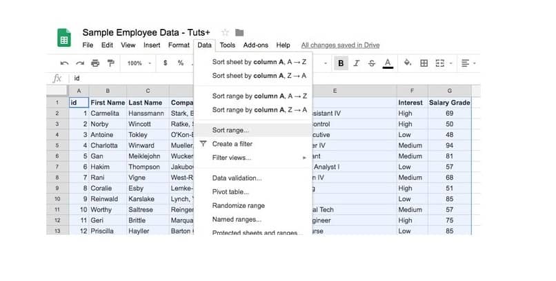 persona ingresando a las configuraciones de hoja de calculo