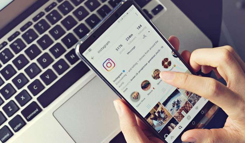 persona usando instagram
