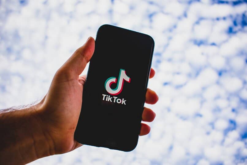 aplicacion de tiktok en smartphone