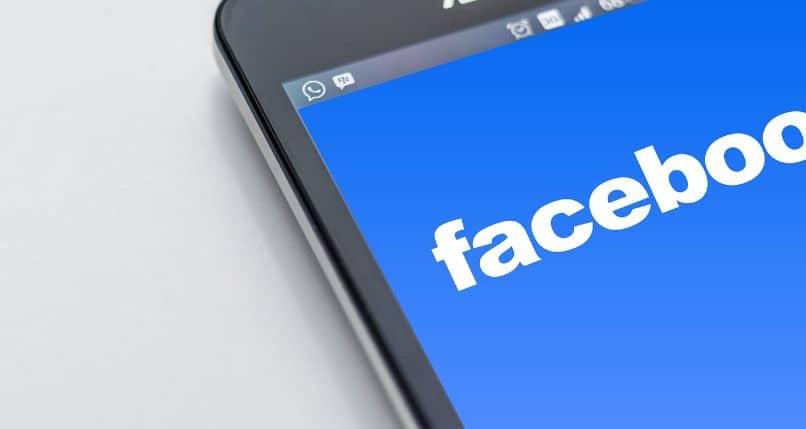 Logo de Facebook en móvil Android