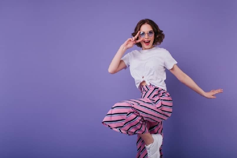 mujer posando para foto