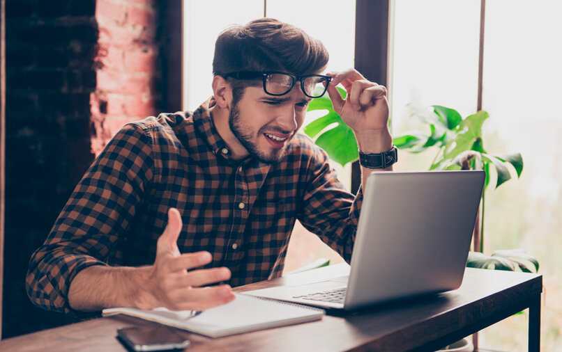 hombre viendo como su pc trabaja lento