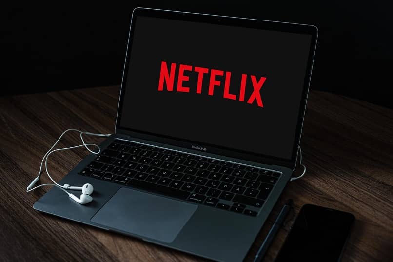 computadora accediendo a netflix