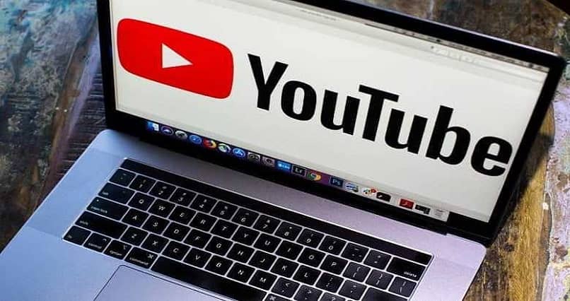 laptop con youtube