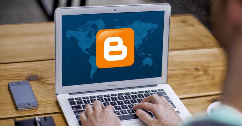 persona creando blog en blogger