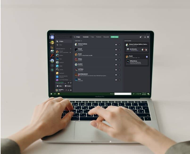 persona usando discord en laptop
