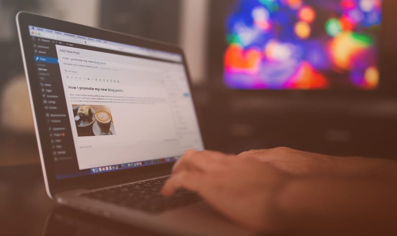 persona esta organizando plantillas en blogger