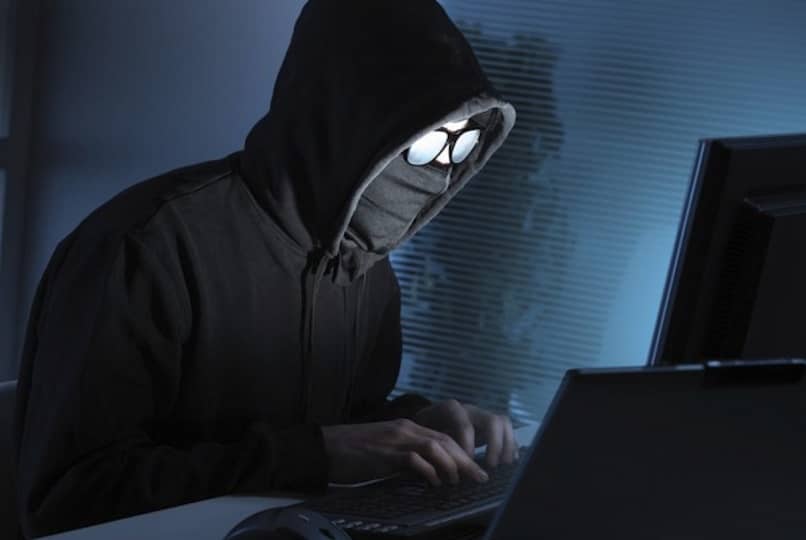 persona intenta hackear desde un ordenador 