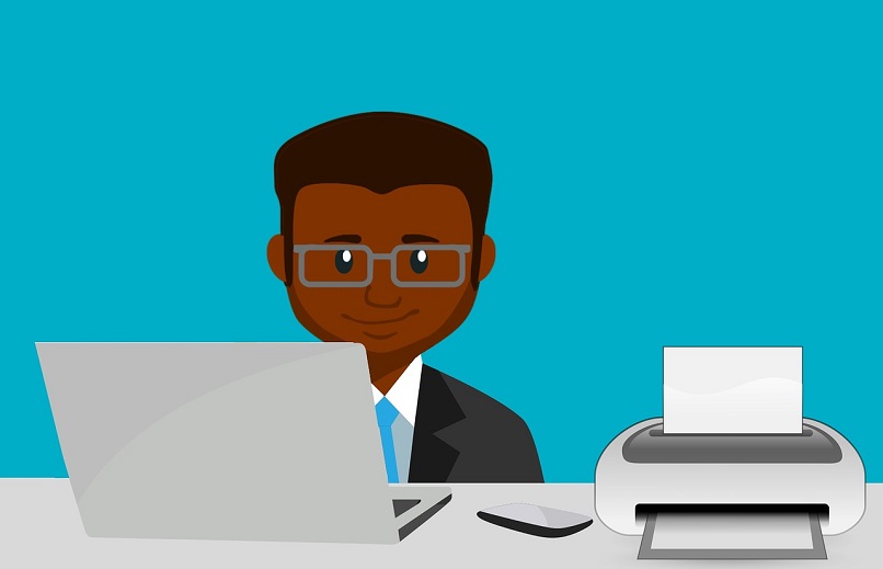 hombre con gafas trabajando con ordenador e impresora