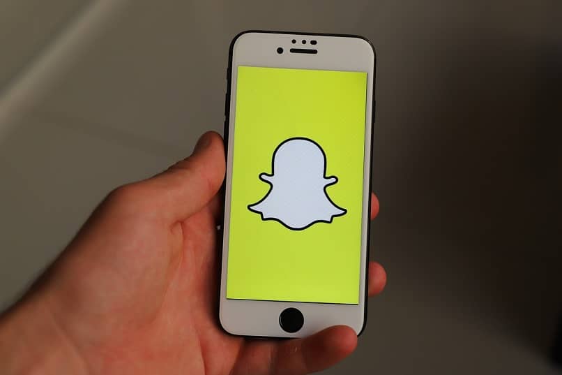 persona abriendo la app snapchat