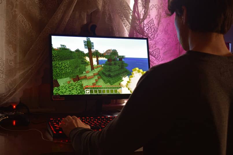 joven transmitiendo su juego de minecraft