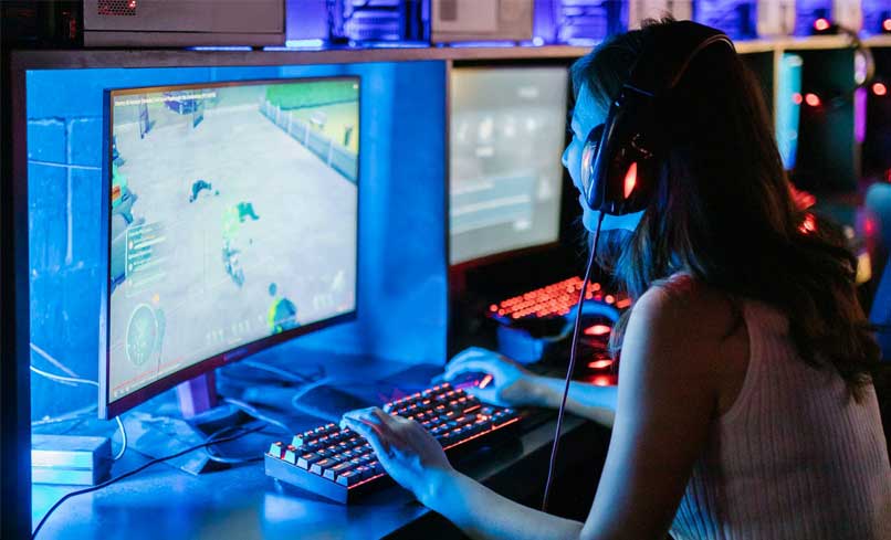 persona jugando desde la pc