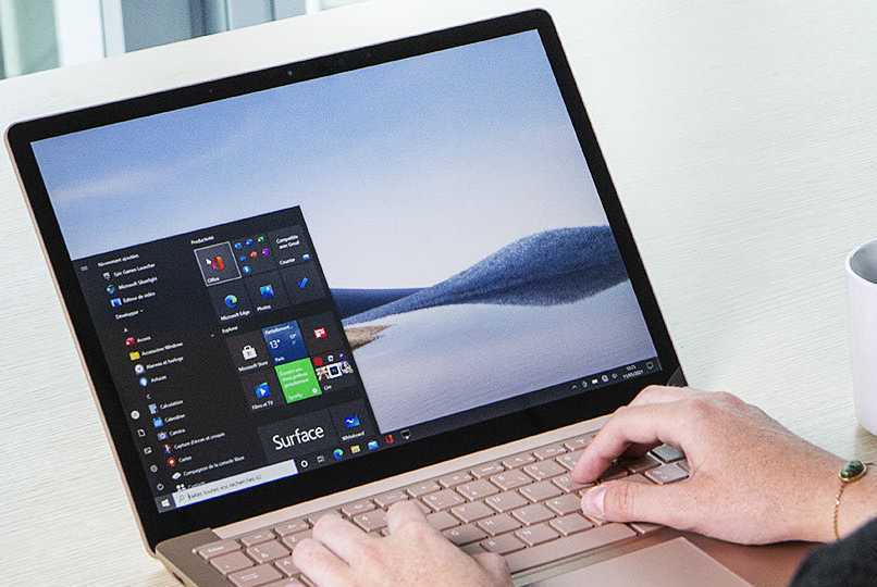manos escribiendo en laptop