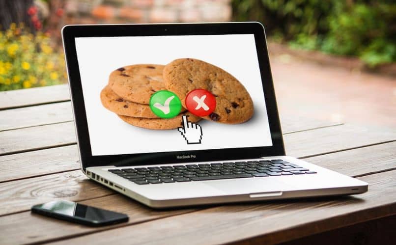 laptop encima de una mesa