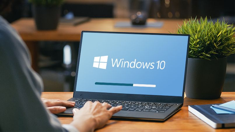 laptop con fondo de windows 10