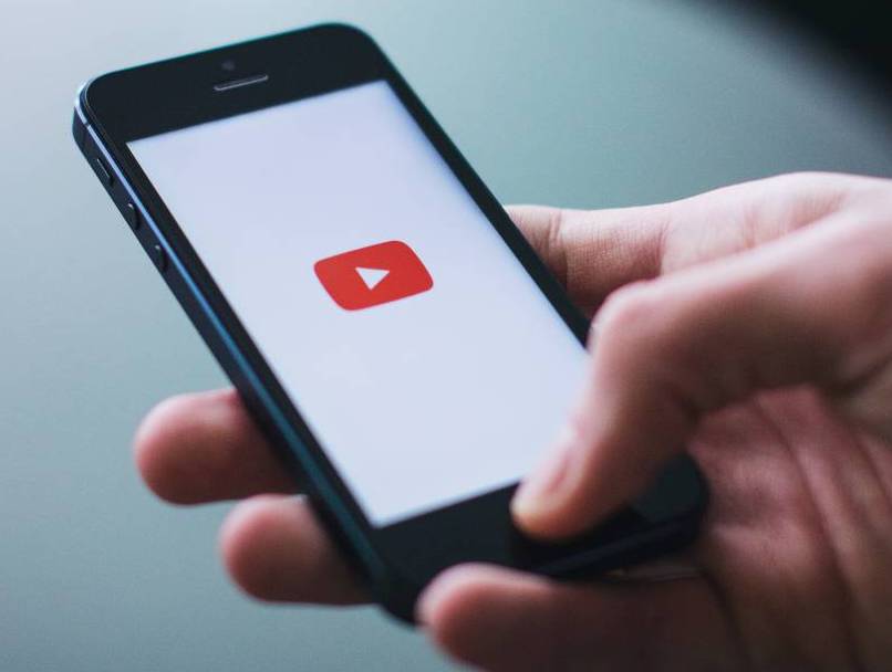 dipositivo movil usando youtube