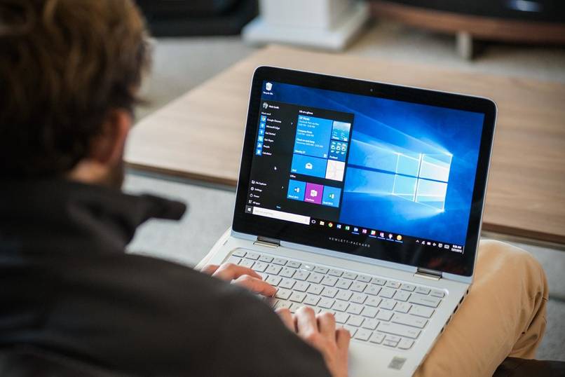 persona usando laptop con windows 10