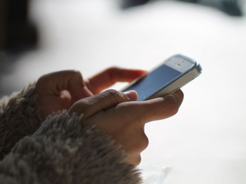 persona modificando en formato