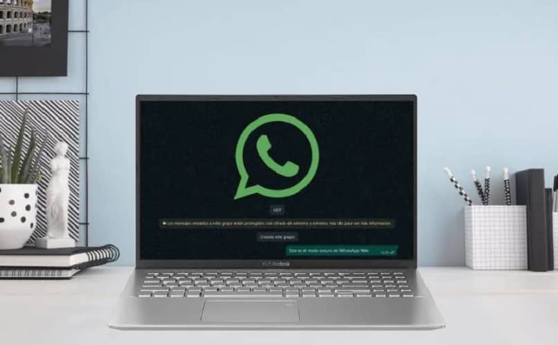 como activar el modo oscuro para prevenir la fatiga ocular