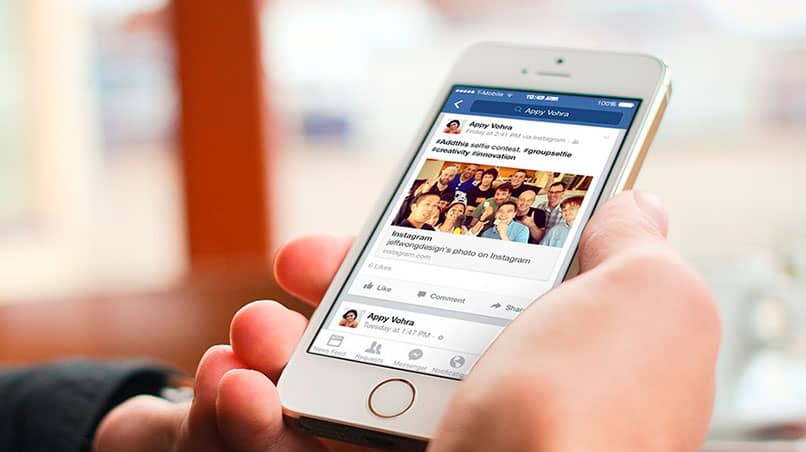 movil muestra perfil de facebook