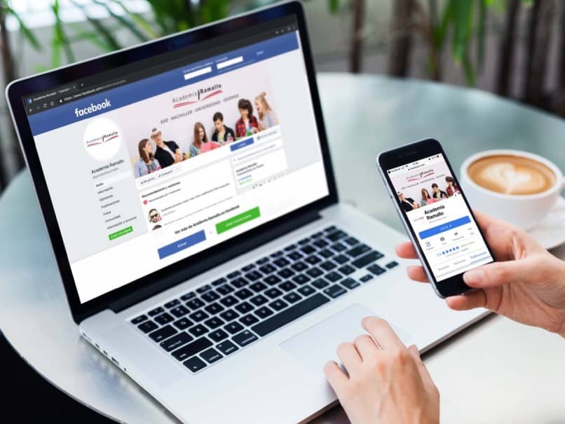 usando facebook en el movil y en una laptop