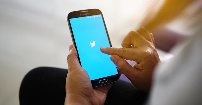 persona configurando twitter