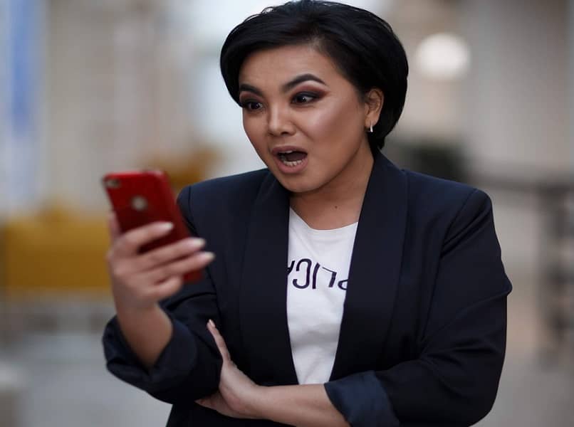 mujer somprendida por enviar mensaje equivocado