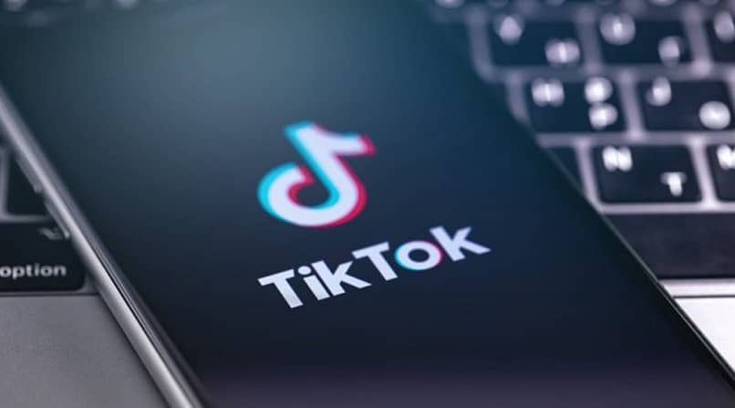 telefono usando tiktok