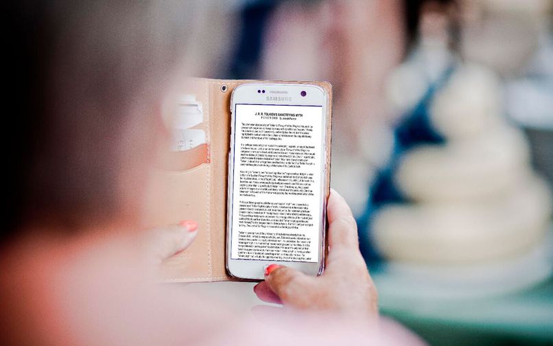 persona lenyendo pdf en un telefono