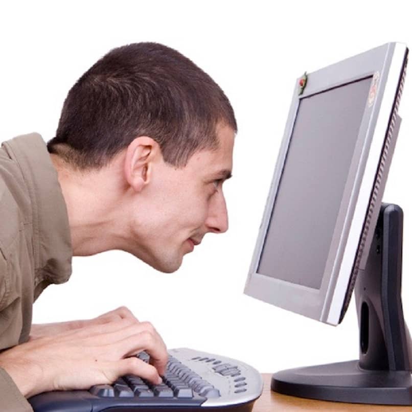 persona agregando marcador 