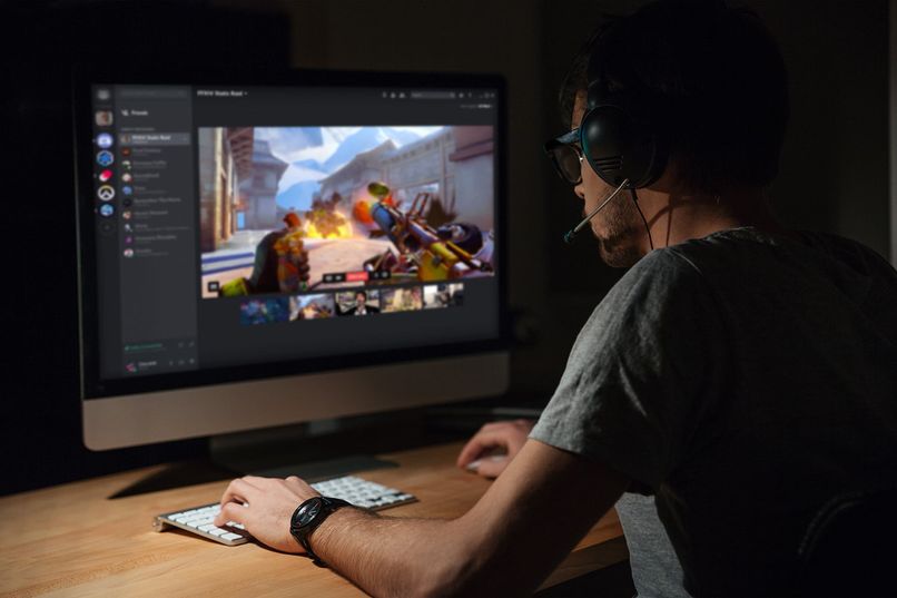 persona usando discord