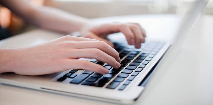 laptop siendo utilizada por una persona