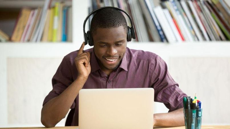 persona usa herramienta grabadora de voz