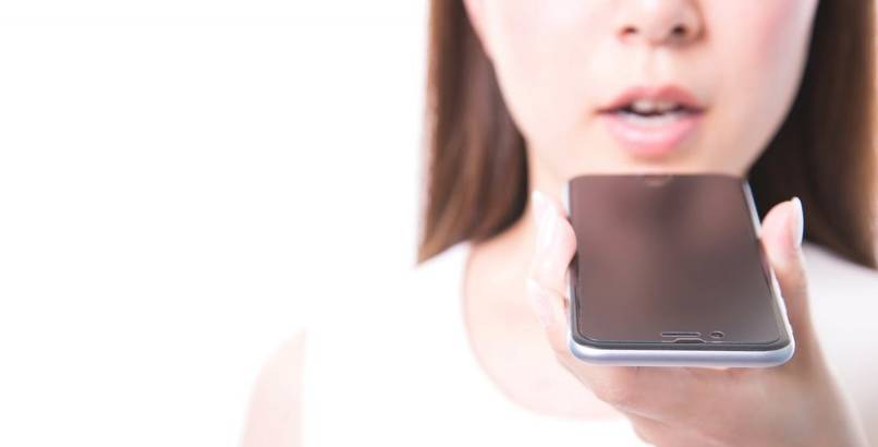 persona enviando nota de voz