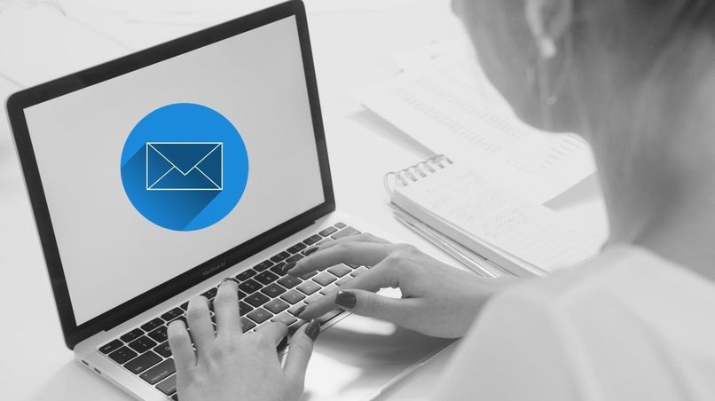 persona inicia outlook en laptop