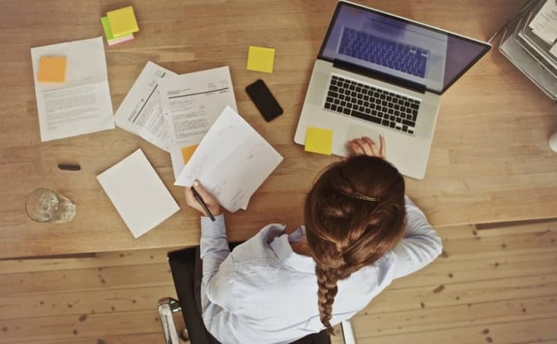 como cambiar numeros negativos en una laptop