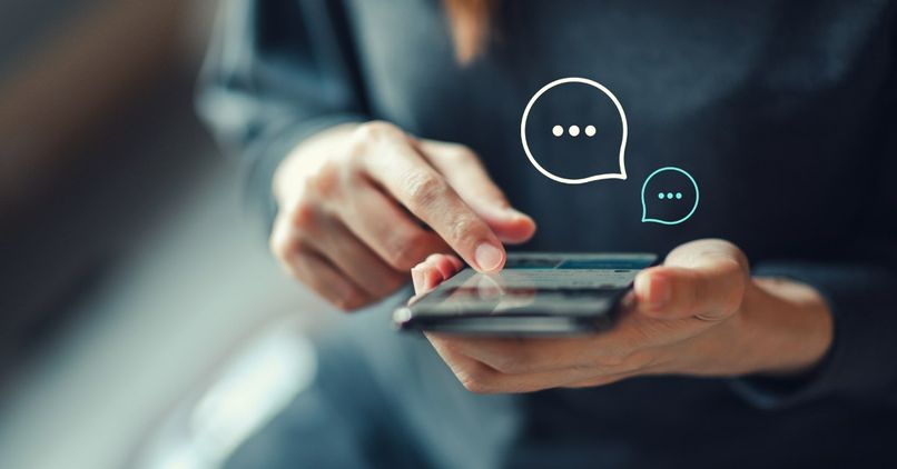 persona usando movil