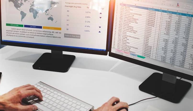 persona trabajando en la herramienta excel