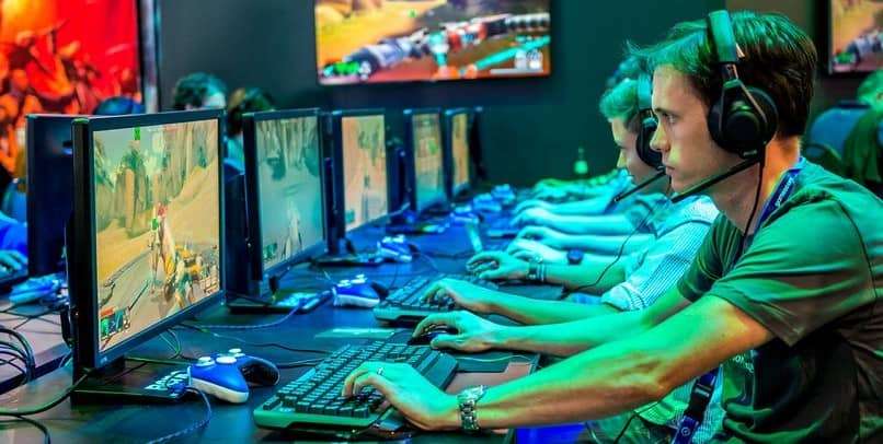 persona usa pc para jugar