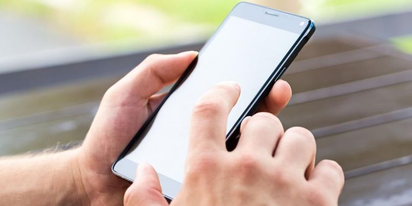 persona utilizando un movil