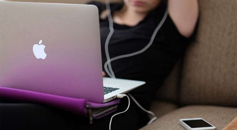 persona viendo videos de youtube