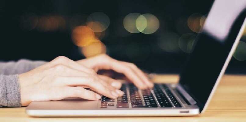 persona utilizando una laptop