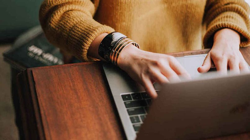 persona configurando pagina de word