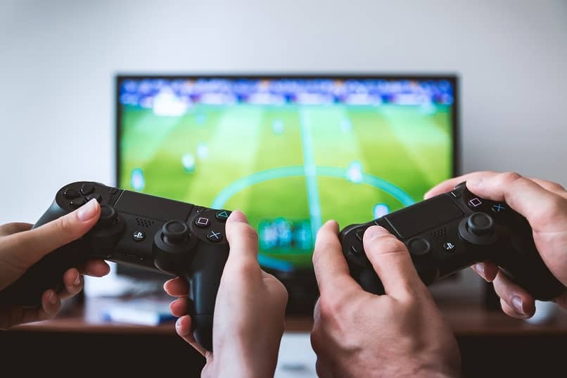 personas jugando controles remoto videojuego
