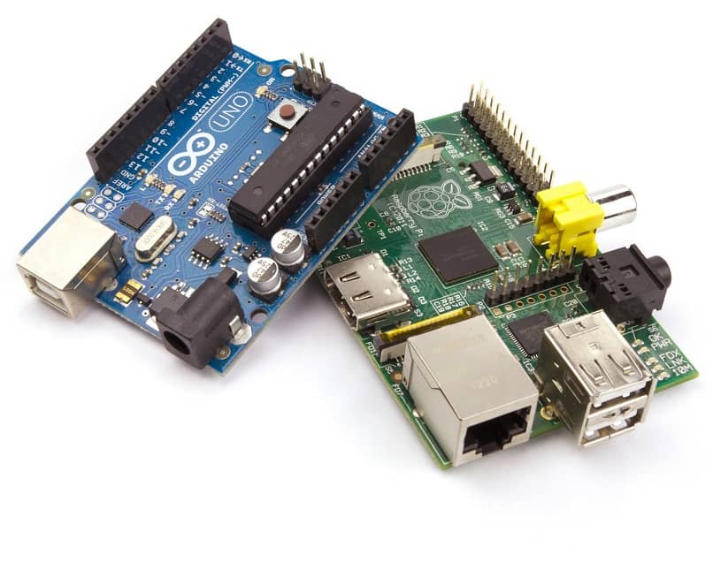 vista de placas de arduino y raspberry juntas
