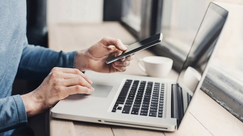 persona solucionando problema en outlook