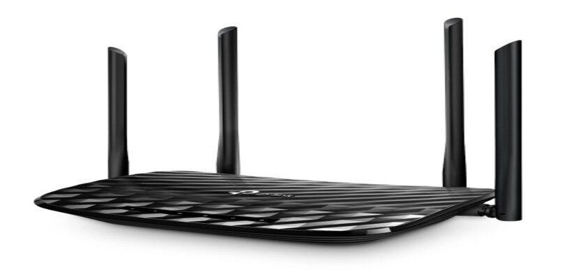 router negro de cuatro antenas