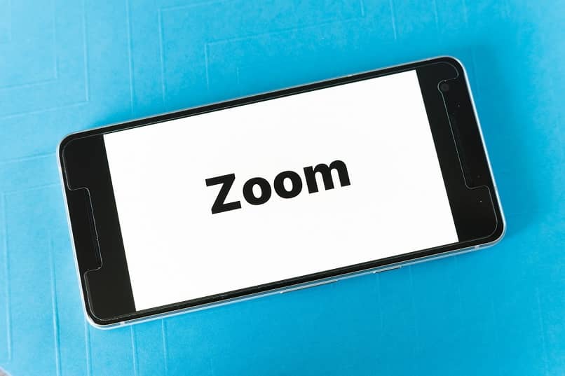 imagen de smartphone con logo de zoom